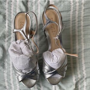 SCHUTZ - Mesmerizing disco glamour with the Keefa sandal.